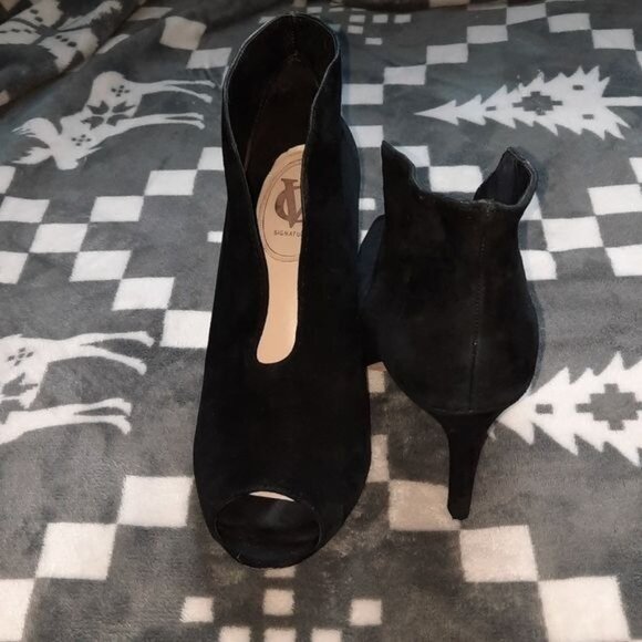 Vince Camuto Black Suede Signature Ronnie Plunge Peep Toe Bootie Size 7.5 - Picture 1 of 16
